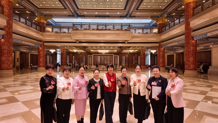 3月7日下午，十四届全国人大四次会议北京市代表团举行代表小组会议，审查计划报告和草案、预算报告和草案。会后，全国人大代表，北京金象复星医药股份有限公司白塔寺药店总药剂师、执业药师张海鸥（左二）与部分代表仍在继续讨论。（记者蒋红瑜 摄）