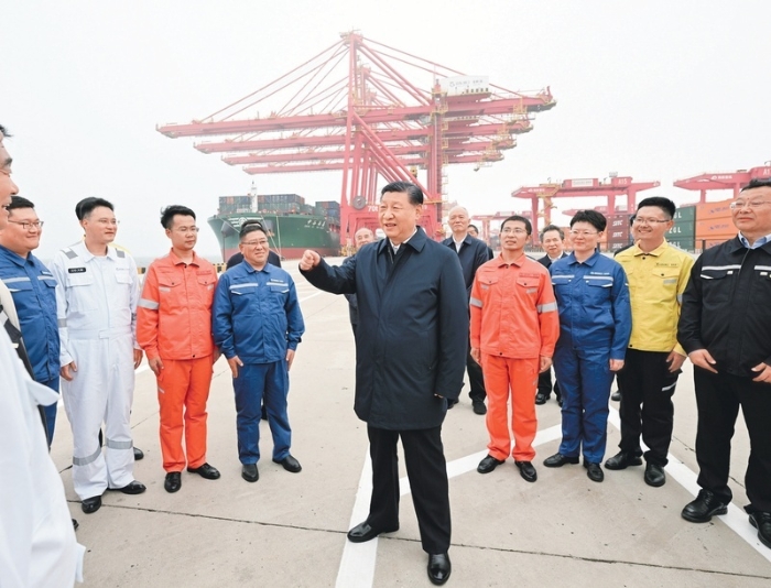 2024年5月22日至24日,中共中央总书记、国家主席、中央军委主席习近平在山东考察。这是22日下午,习近平在日照港亲切慰问港口科技工作者、运营人员、航运人员。新华社记者 2024年5月22日至24日,中共中央总书记、国家主席、中央军委主席习近平在山东考察。这是22日下午,习近平在日照港亲切慰问港口科技工作者、运营人员、航运人员。新华社记者