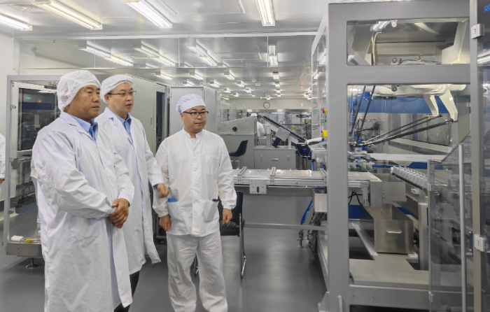 图为执法人员深入生物制品生产企业检查设施设备维护保养等关键环节。