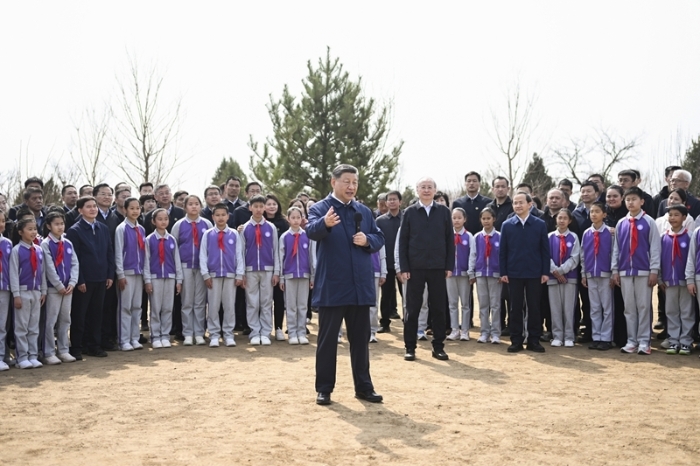 3月30日，党和国家领导人习近平、李强、赵乐际、王沪宁、蔡奇、丁薛祥、李希等来到北京市昌平区百善镇参加首都义务植树活动。这是习近平同在场的干部群众、少先队员亲切交谈。新华社记者 燕雁 摄