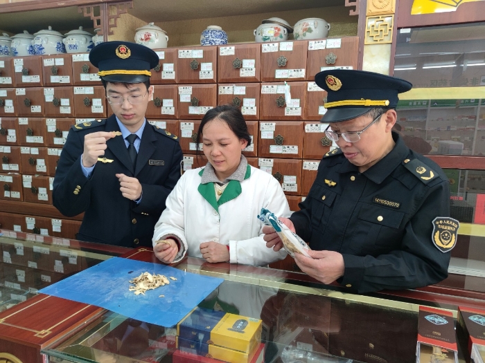 图为该局执法人员在零售药店检查中药饮片储存及质量状况。（鄢国卿 摄）