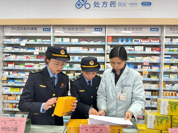图为4月2日，开封市顺河回族区市场监管局执法人员在景区周边药店检查药品购进渠道。（韩吴琦 金硕 摄）