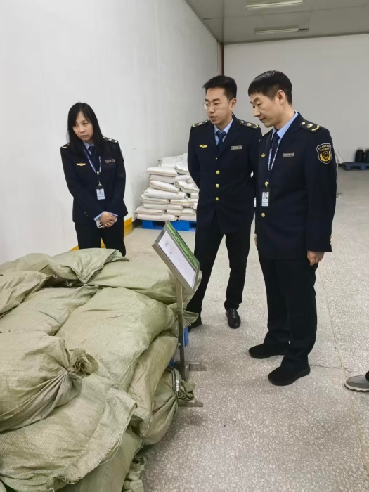 图为第二监管分局工作人员深入辖区医药企业开展产业发展指导帮扶