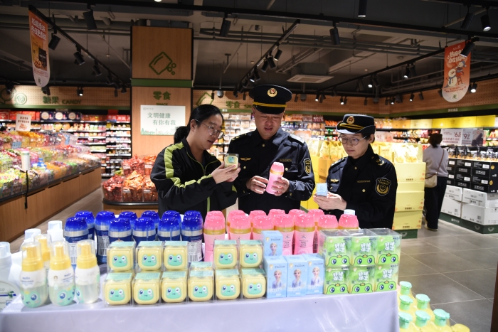 图为4月17日，执法人员正在一家商超检查儿童化妆品标识情况。（通讯员 韩吴琦）