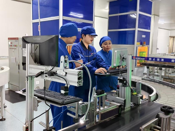 图为第三分局执法人员在一家药品生产企业车间现场对药品包装赋码情况进行检查。（卢昶君 摄）