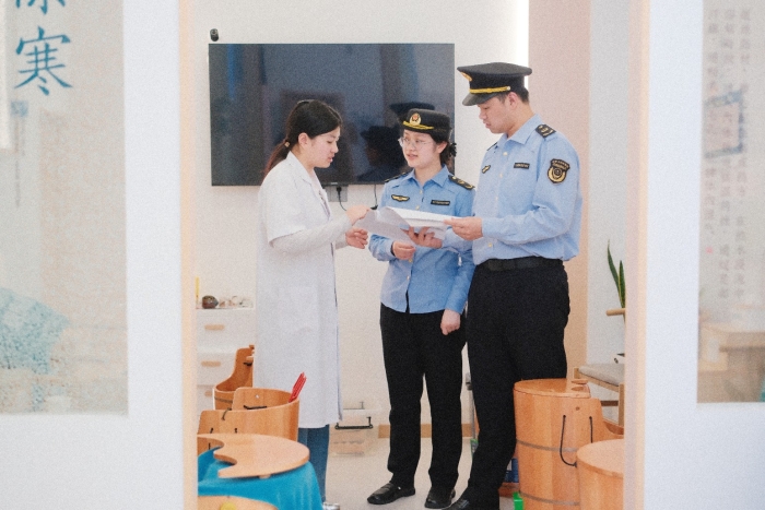 图为临海市市场监管局执法人员检查医疗器械产品铭牌和进货查验资料。（杨巧红 摄）