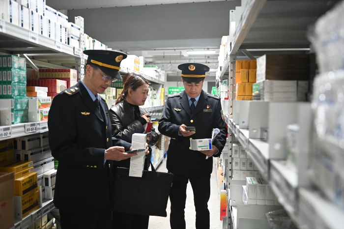 图为第五分局执法人员联合属地市场监管局对一家药品零售连锁总部及其门店开展协同检查。（任向锋 摄）