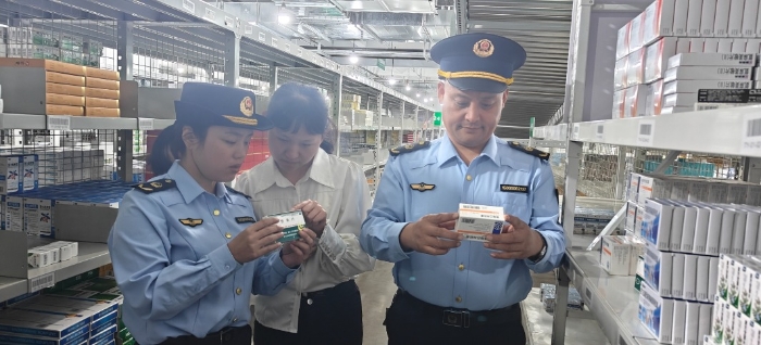 图为该分局执法人员在一家药品批发企业仓库对普瑞巴林口服单方制剂、愈美制剂药品进行现场检查。（范春玲摄）