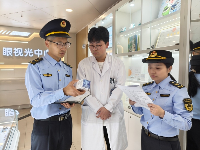 图为近日，该局执法人员在一家医院的内设眼镜店内对其在售医疗器械进行检查。（殷锋平 孙建新 摄）