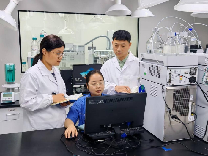 图为第三分局执法人员在一家药用辅料生产企业仪器检验室现场检查。（徐楠楠 摄）