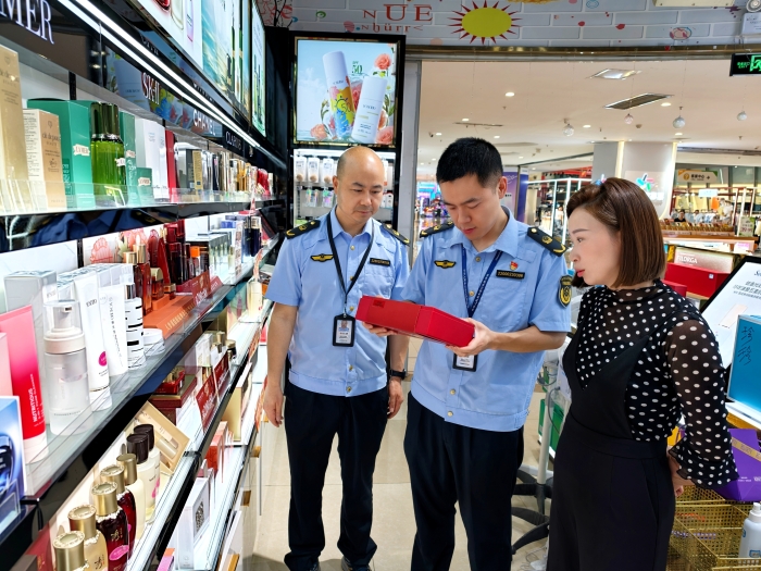 图为6月11日，该局执法人员在一家超市核查化妆品标识。（胡瑞 文光辉 摄）