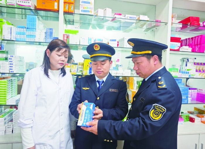 图④:2026年4月22日,湖北省药监局黄石分局监管人员深入零售药店查看药品追溯实施情况。湖北省药监局供图 图④:2026年4月22日,湖北省药监局黄石分局监管人员深入零售药店查看药品追溯实施情况。湖北省药监局供图