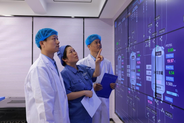 图为第三分局执法人员在一家中药生产企业现场对生产可视化系统进行检查。（徐楠楠 摄）