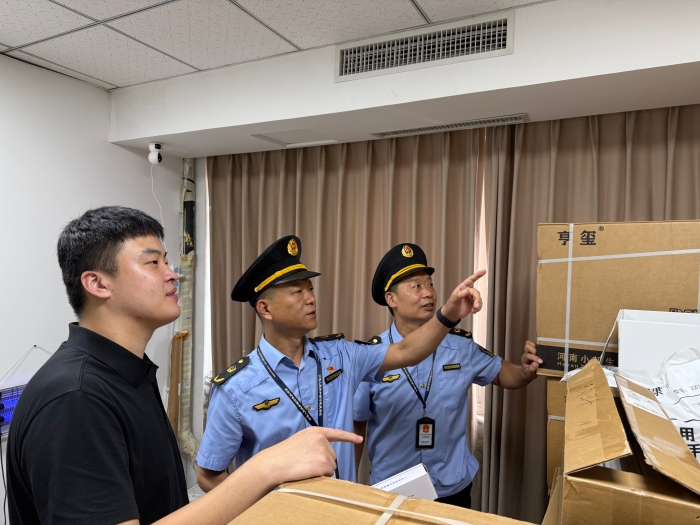 图为8月25日，该局执法人员在一家医疗器械经营单位检查医疗器械存储和各类记录情况。（韩吴琦 摄）