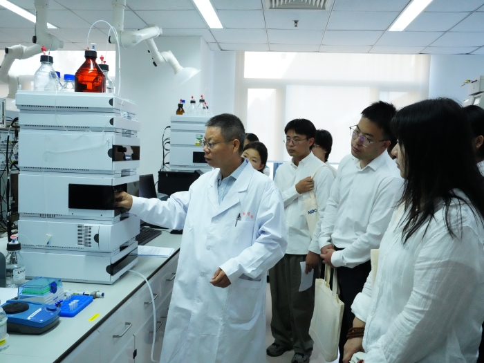 图为化药所工作人员演示自动化柱前衍生HPLC法测定氨基酸含量科普实验。 图为化药所工作人员演示自动化柱前衍生HPLC法测定氨基酸含量科普实验。