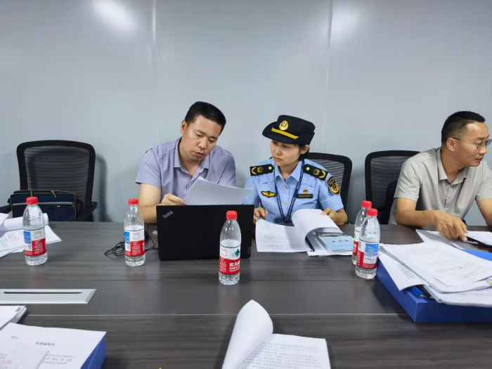 图为龙凌云在医疗器械生产企业现场检查中对兵团第六师进行指导。 图为龙凌云在医疗器械生产企业现场检查中对兵团第六师进行指导。