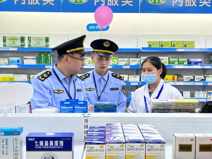 图为近日，该局执法人员正在一家药店检查药品质量状况。（朱珍利 孙建新 摄）