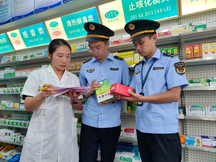 图为该局执法人员在一家零售药店检查药品进货台账。(通讯员 鄢国卿 摄) 图为该局执法人员在一家零售药店检查药品进货台账。(通讯员 鄢国卿 摄)