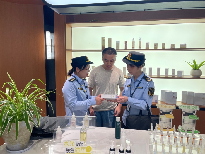 图为该局执法人员在一家化妆品经营门店检查其经销的化妆品标签标识合规情况。（张舒 孙建新 摄）