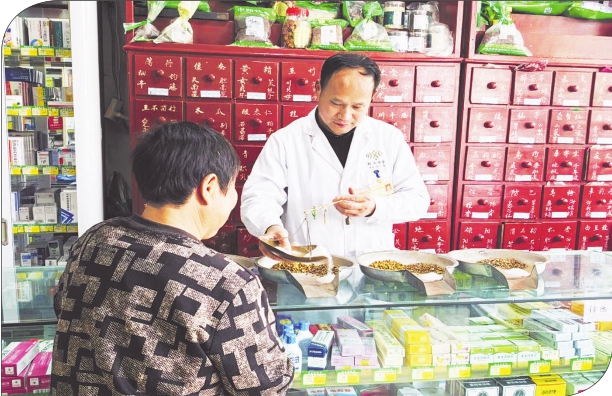 图为朱新兵(右)在为顾客调配方剂。 图片由作者提供 图为朱新兵(右)在为顾客调配方剂。 图片由作者提供